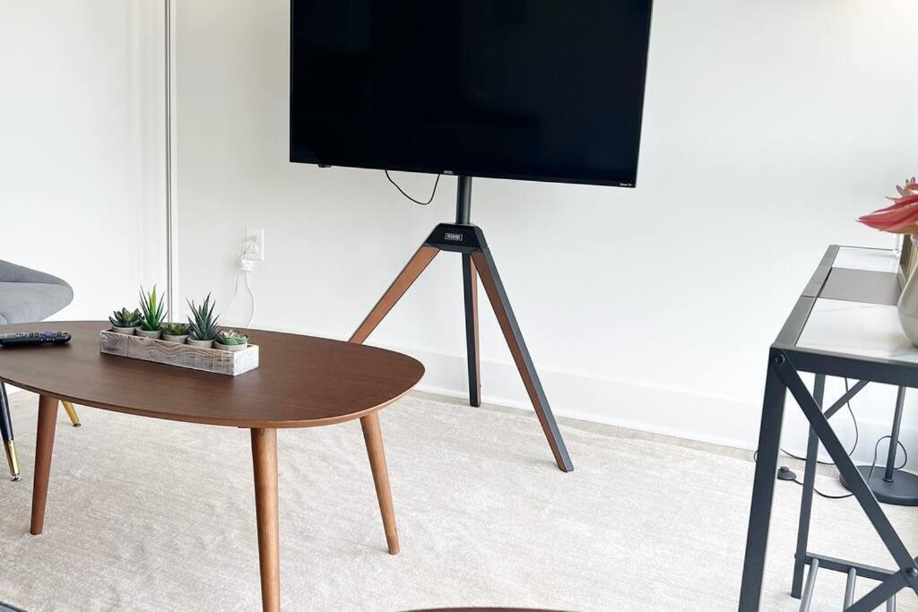Studio Apartment, Queen Bed, Wifi, Kitchen, Washer & Dryer In Charlotte Eksteriør bilde