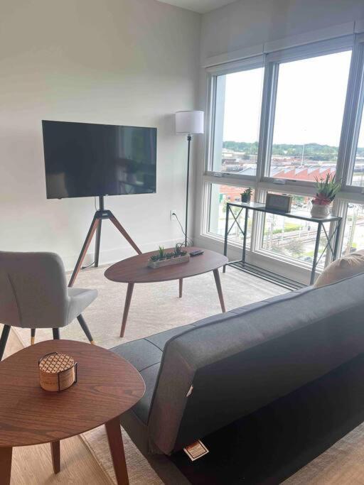 Studio Apartment, Queen Bed, Wifi, Kitchen, Washer & Dryer In Charlotte Eksteriør bilde