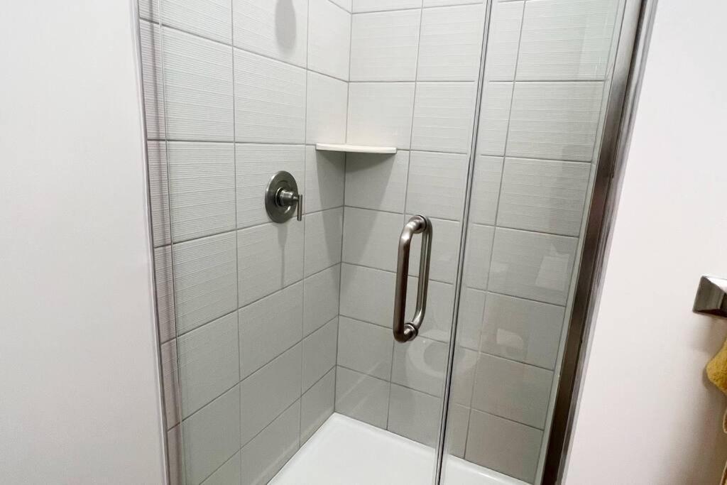 Studio Apartment, Queen Bed, Wifi, Kitchen, Washer & Dryer In Charlotte Eksteriør bilde
