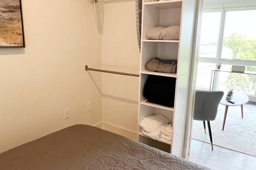 Studio Apartment, Queen Bed, Wifi, Kitchen, Washer & Dryer In Charlotte Eksteriør bilde