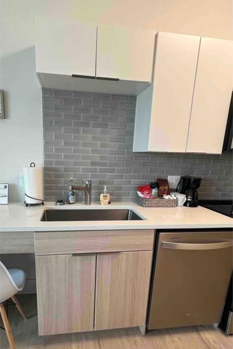 Studio Apartment, Queen Bed, Wifi, Kitchen, Washer & Dryer In Charlotte Eksteriør bilde